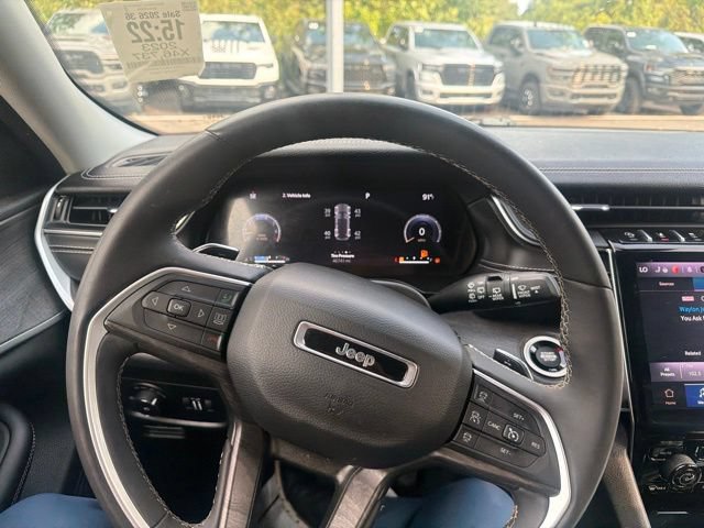 Used 2023 Jeep Grand Cherokee Limited w/ Black Appearance Package AWD/4WD image 13