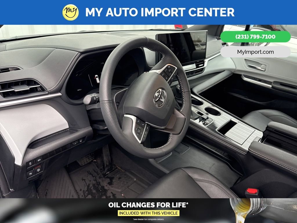 Used 2025 Toyota Sienna XSE image 8