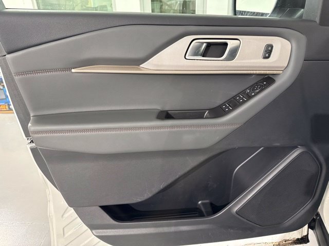 Used 2025 Ford Explorer Active w/ Active Comfort Package RWD image 19