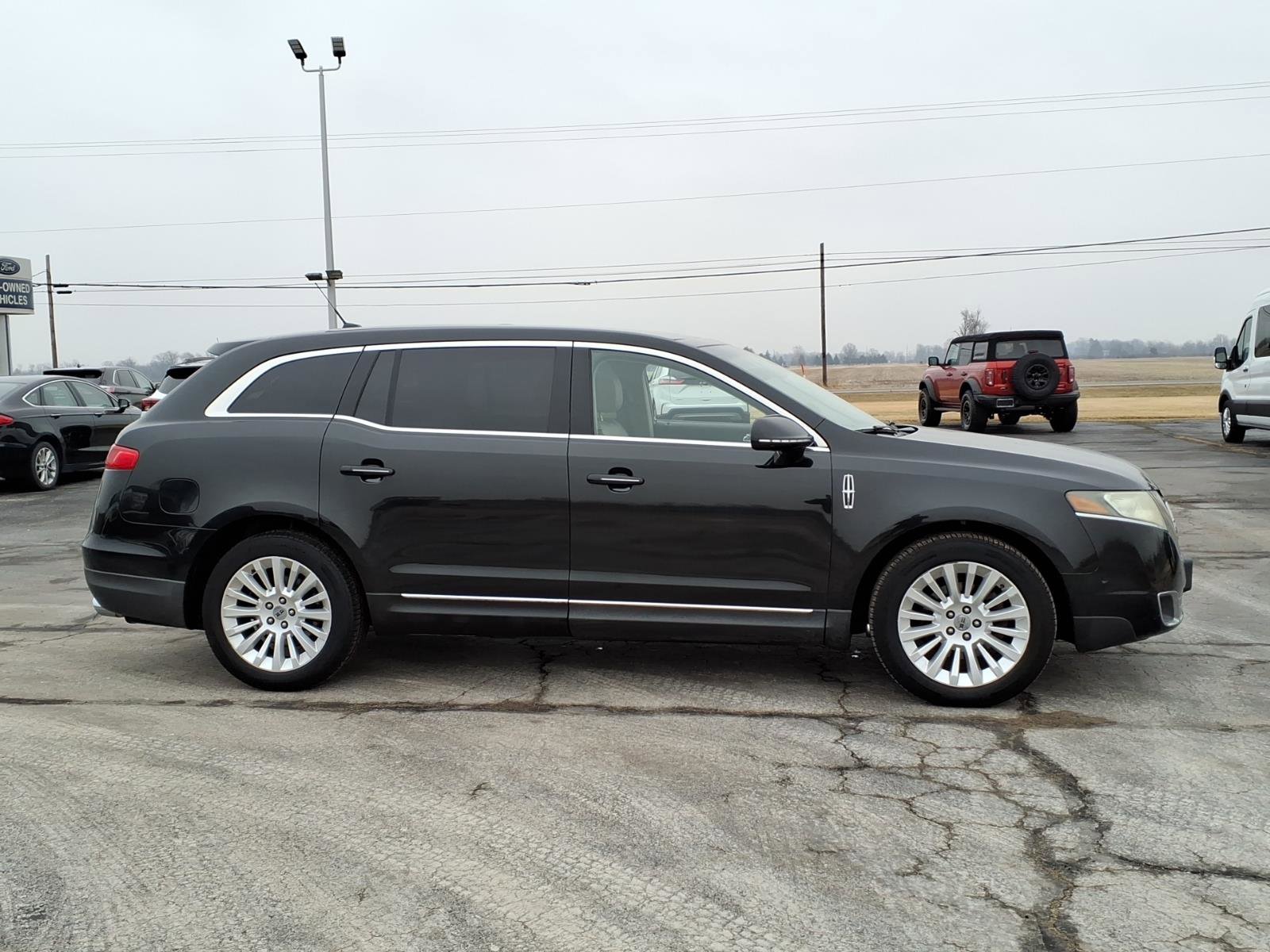 Used 2012 Lincoln MKT AWD image 2