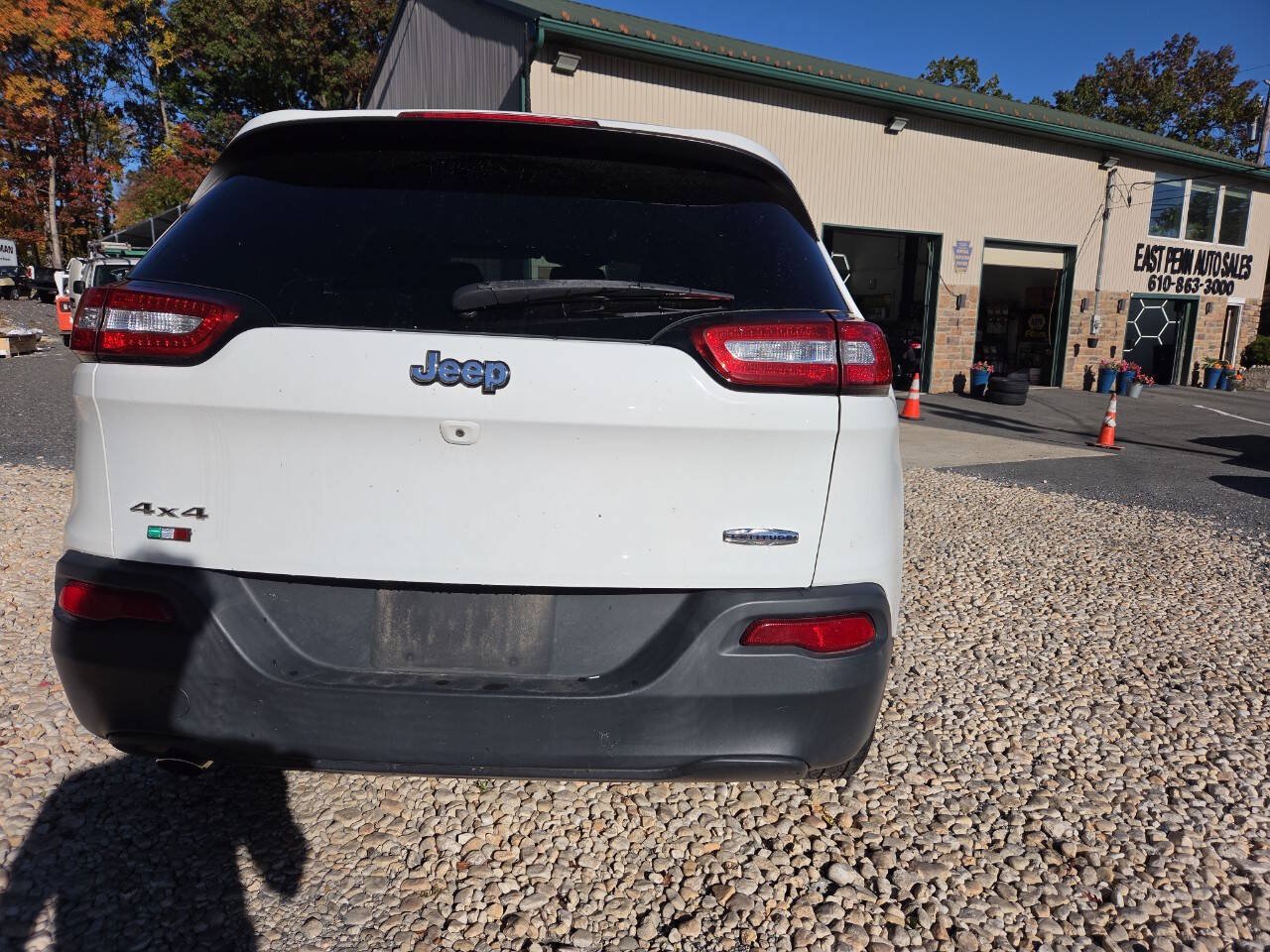 Used 2017 Jeep Cherokee Latitude w/ Comfort & Sound Group AWD/4WD image 5