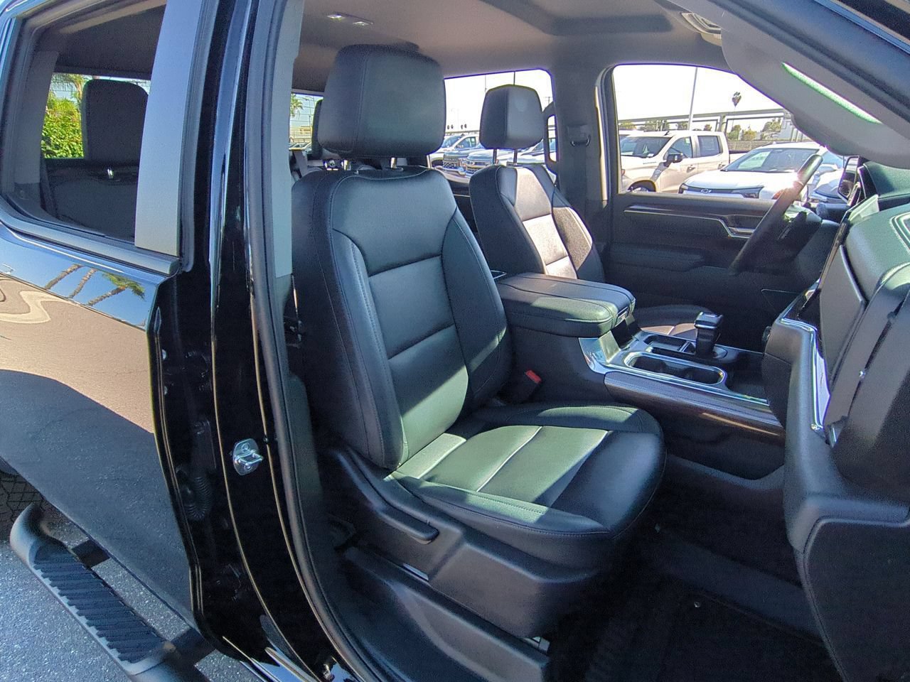 Used 2025 Chevrolet Silverado 1500 LT Trail Boss w/ Convenience Package II AWD/4WD image 28