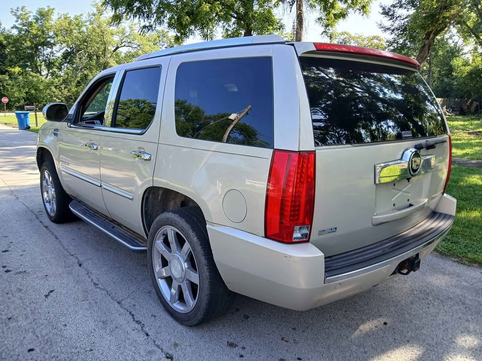 Used 2011 Cadillac Escalade Luxury image 9