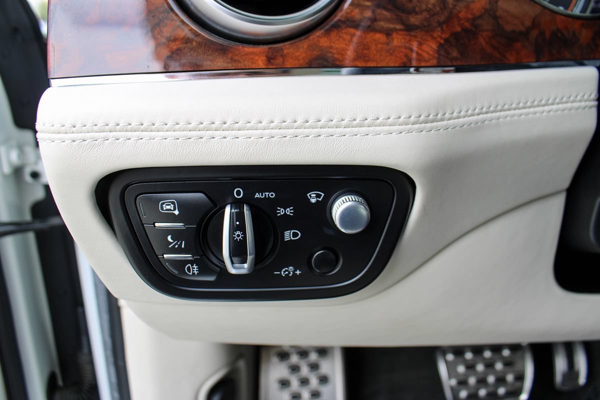 Used 2020 Bentley Bentayga Plug-In Hybrid AWD/4WD image 47