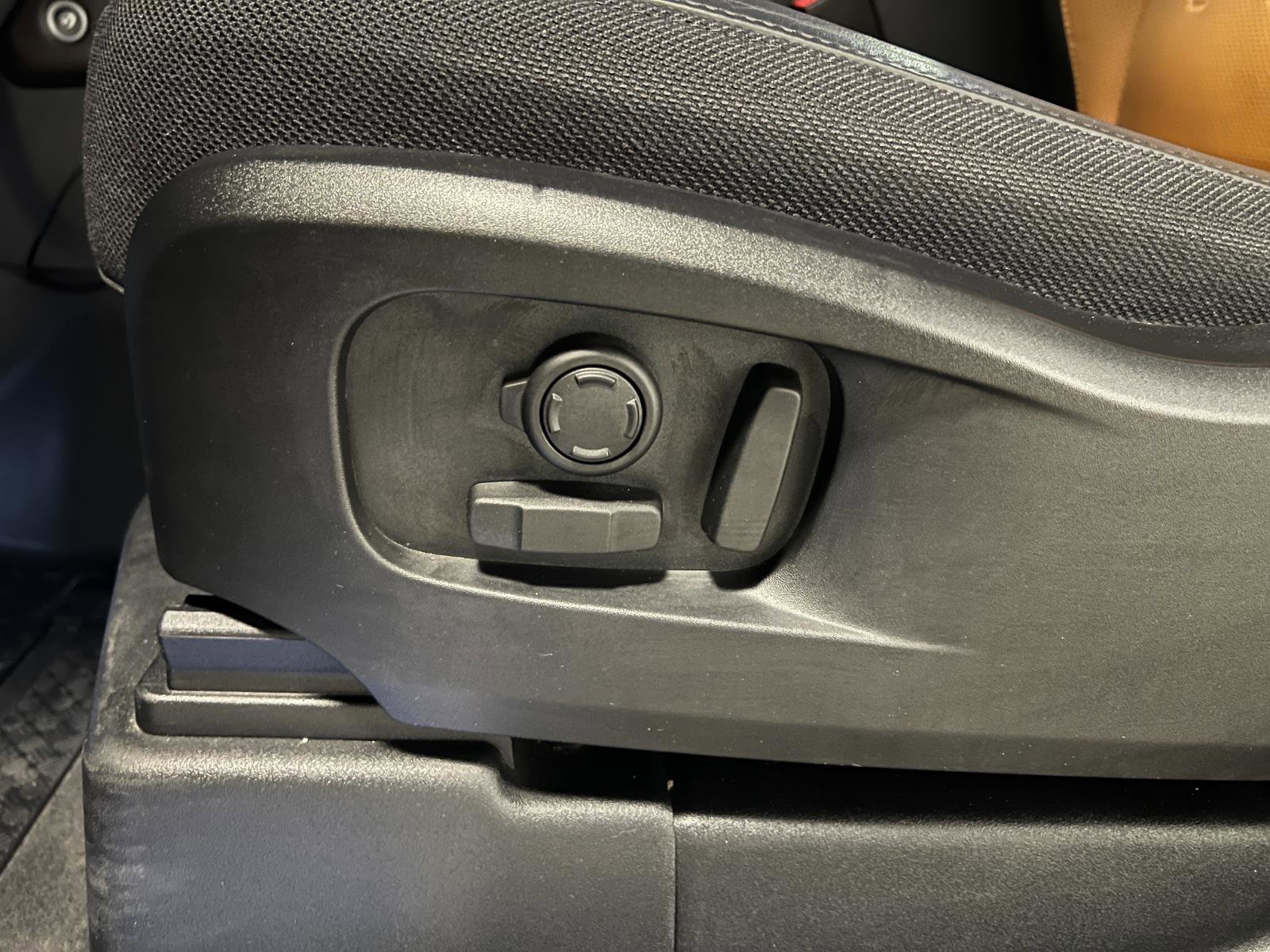 Used 2023 Land Rover Defender 90 X image 25