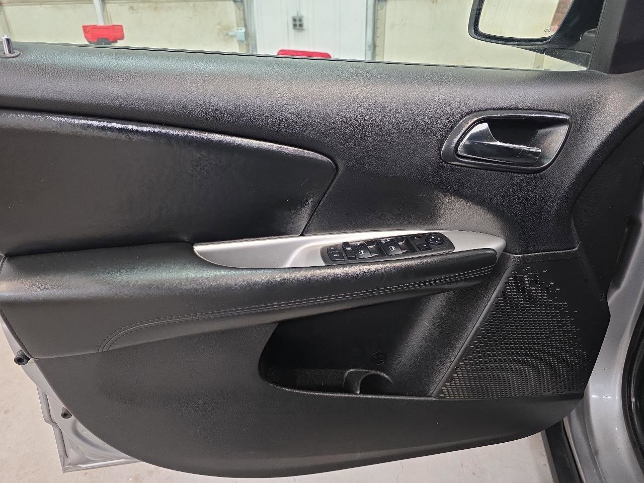 Used 2018 Dodge Journey SE FWD image 25