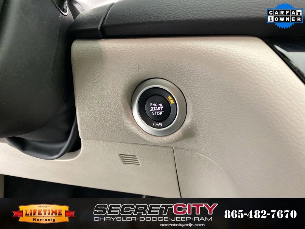 Used 2024 Chrysler Pacifica Touring-L image 16