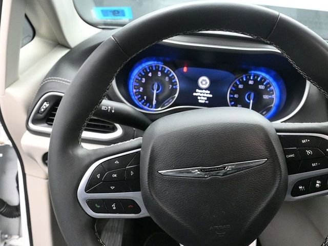 Used 2023 Chrysler Pacifica Touring-L image 16