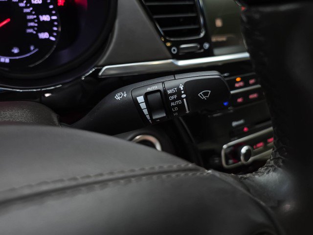 Used 2015 Kia K900 Premium w/ Interior Highline Package RWD image 25