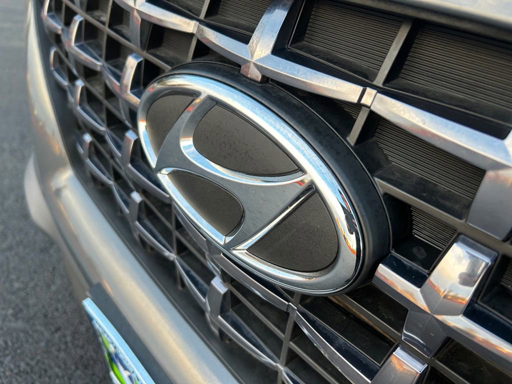 Certified 2025 Hyundai Venue SEL image 32