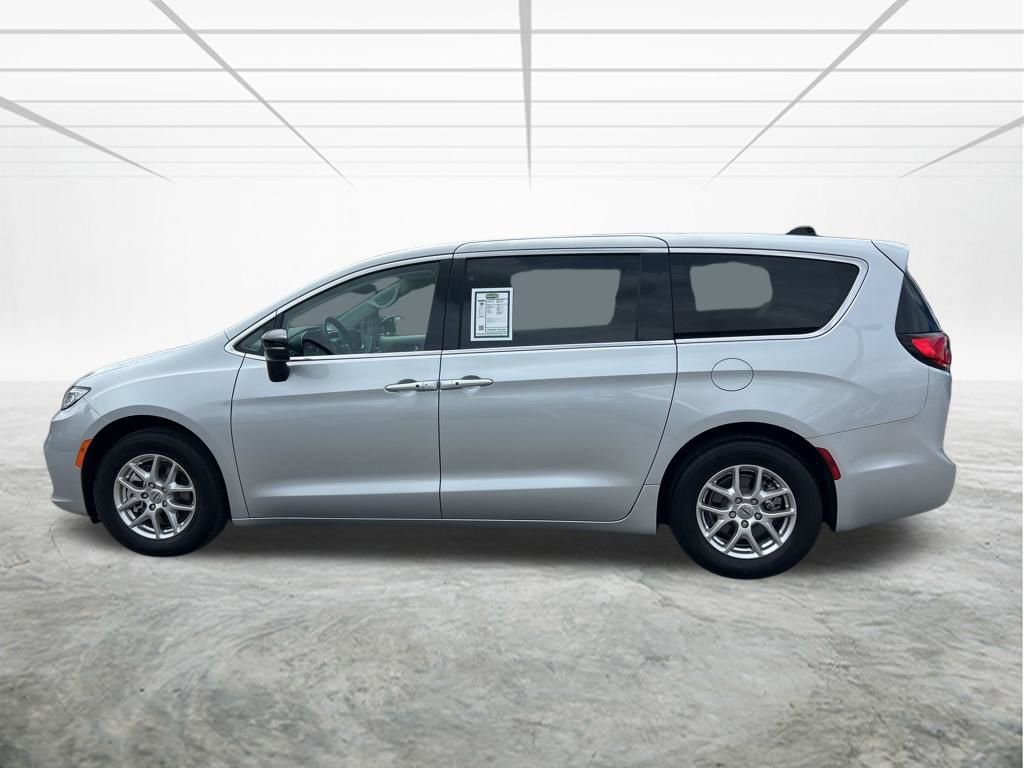Used 2024 Chrysler Pacifica Touring-L image 7