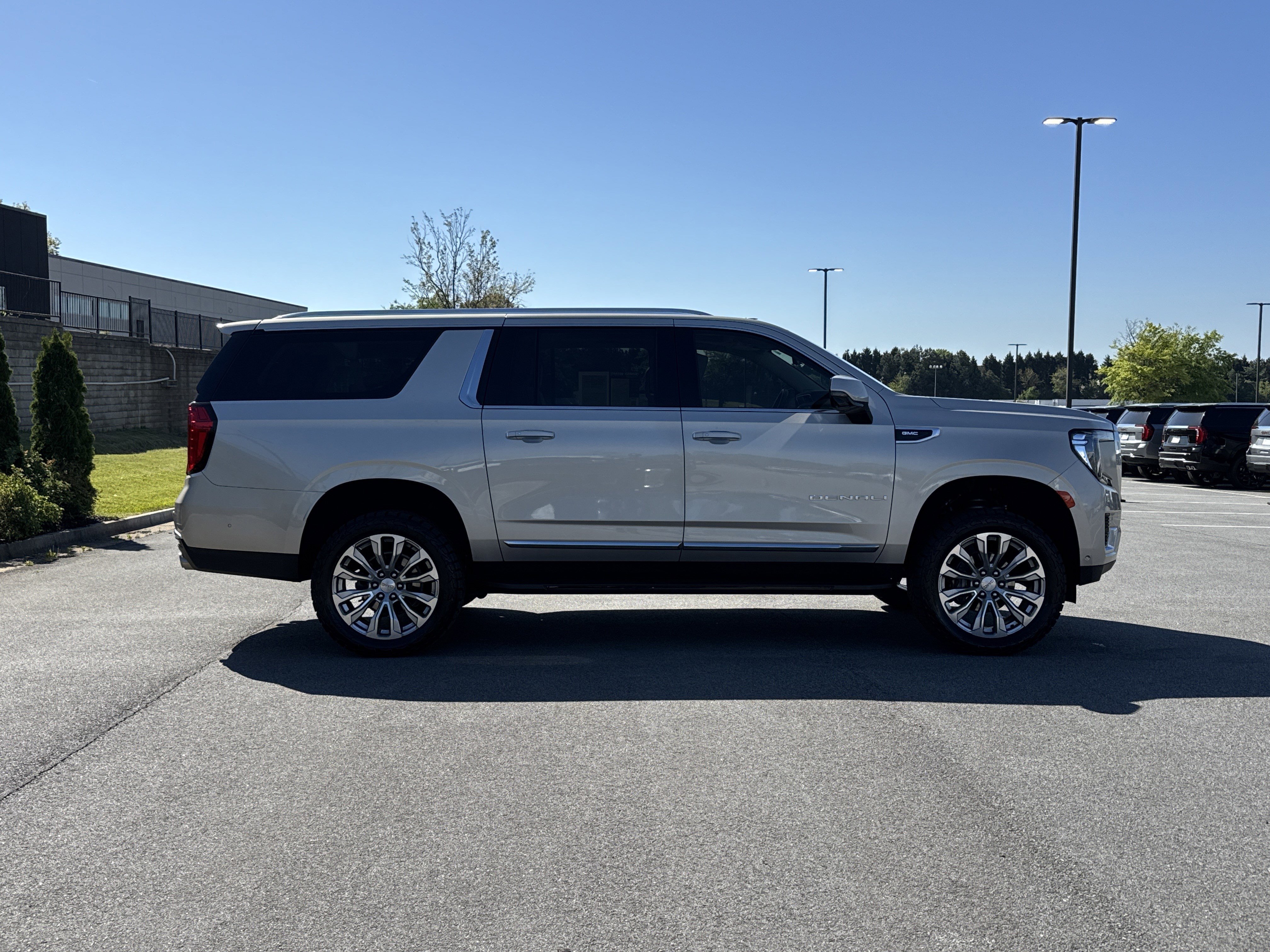 Used 2024 GMC Yukon XL Denali w/ Advanced Technology Package AWD/4WD image 11