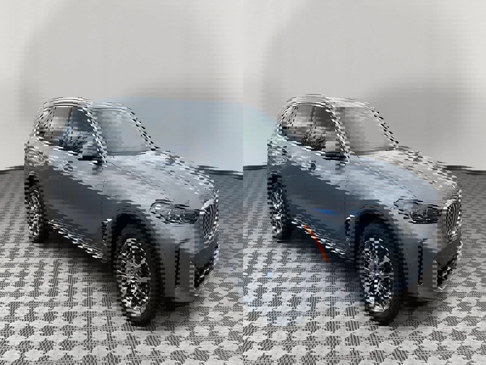 Used 2025 BMW X5 xDrive50e image 3