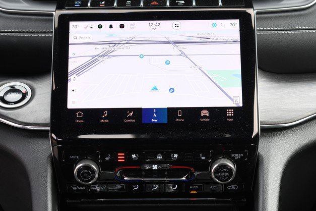 Used 2024 Jeep Grand Cherokee Overland w/ Advanced Protech Group III image 21