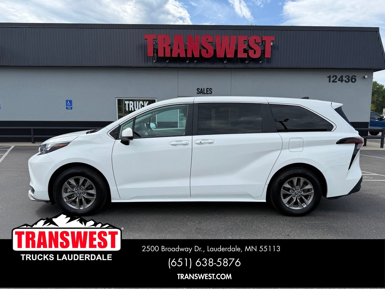 Used 2024 Toyota Sienna LE AWD/4WD image 2
