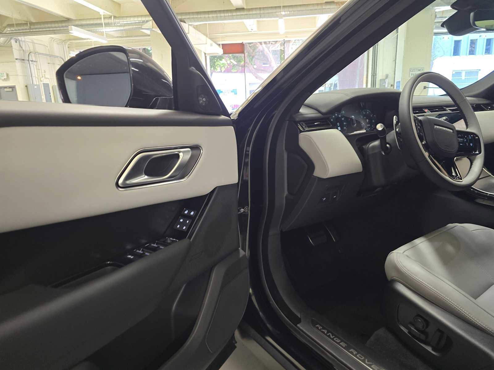 New 2026 Land Rover Range Rover Velar Dynamic SE image 12