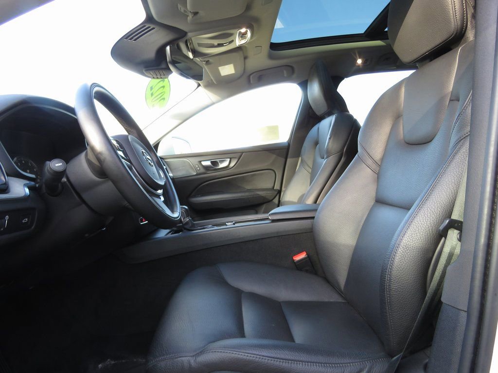 Used 2022 Volvo V60 T5 Cross Country w/ Climate Package image 9