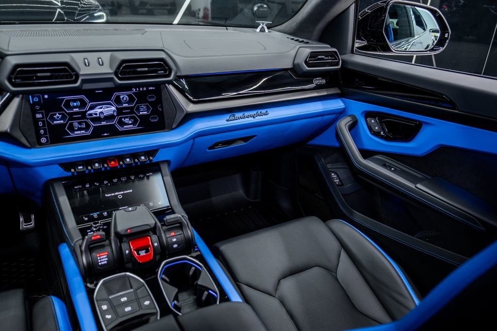 Used 2025 Lamborghini Urus SE image 31
