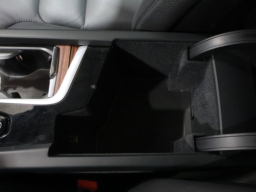 Used 2025 Volvo V60 B5 Cross Country Plus image 29