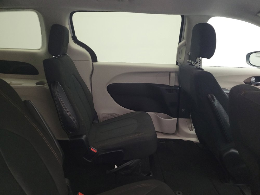 Used 2017 Chrysler Pacifica LX FWD image 19