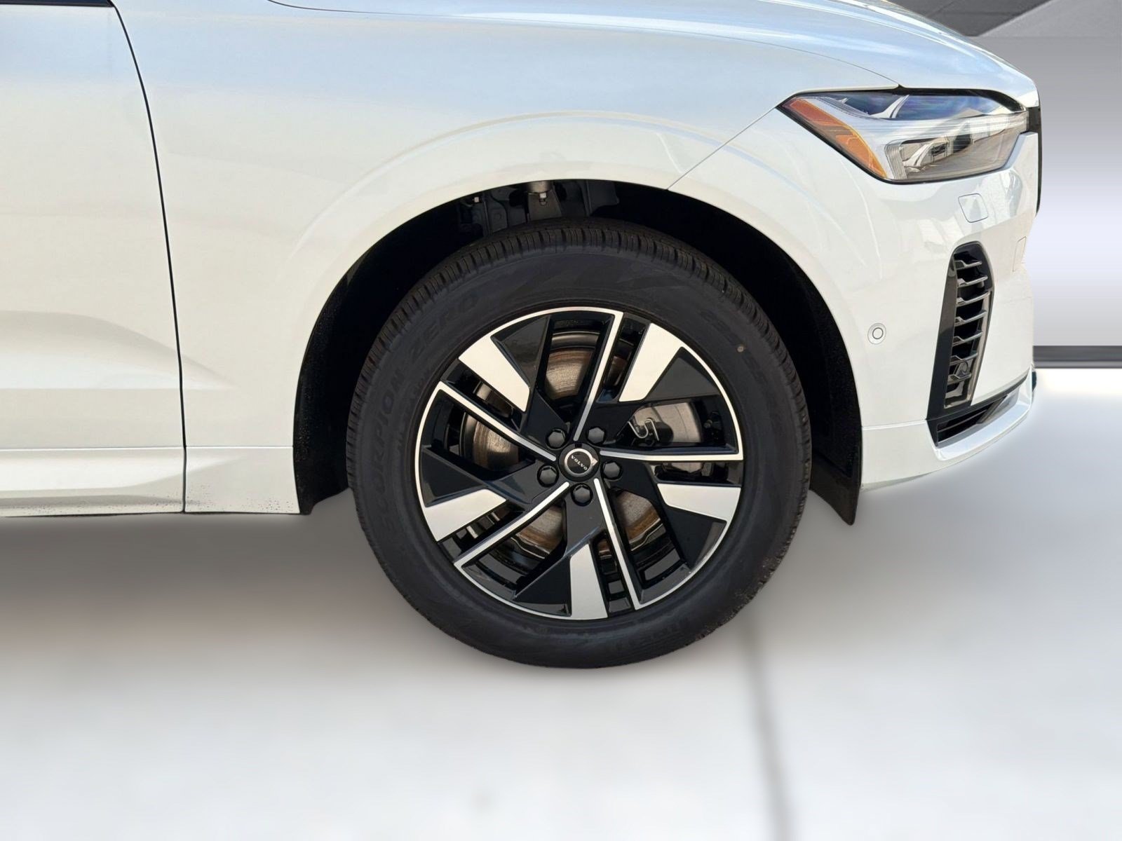 New 2026 Volvo XC60 T8 Plus w/ Climate Package AWD/4WD image 12
