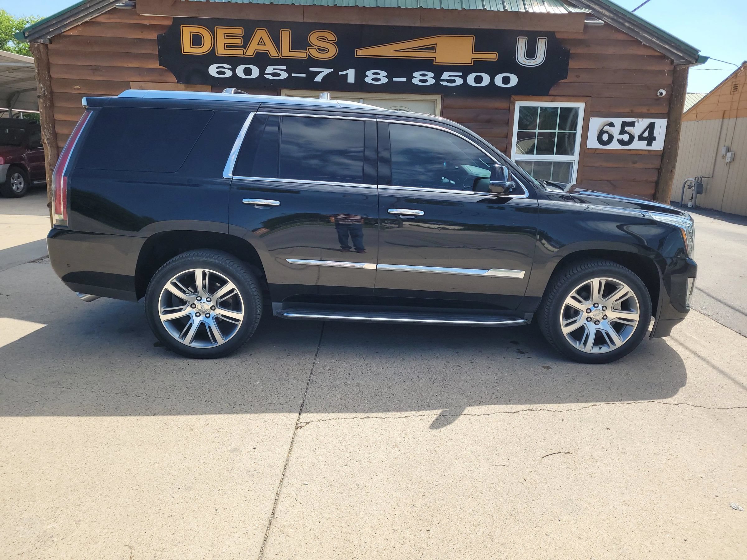 Used 2017 Cadillac Escalade Luxury AWD/4WD image 2