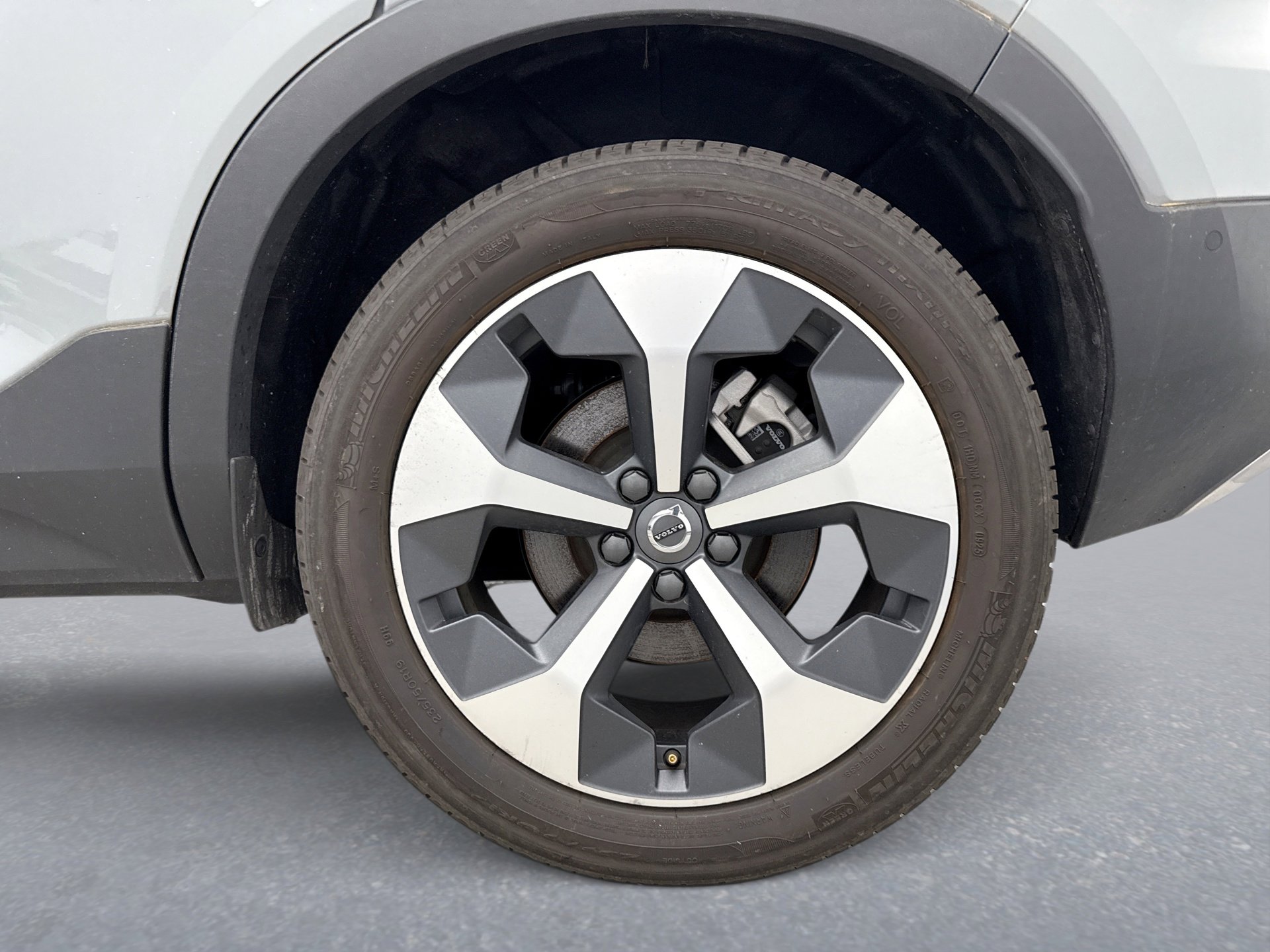 Used 2025 Volvo XC40 B5 Plus AWD/4WD image 12