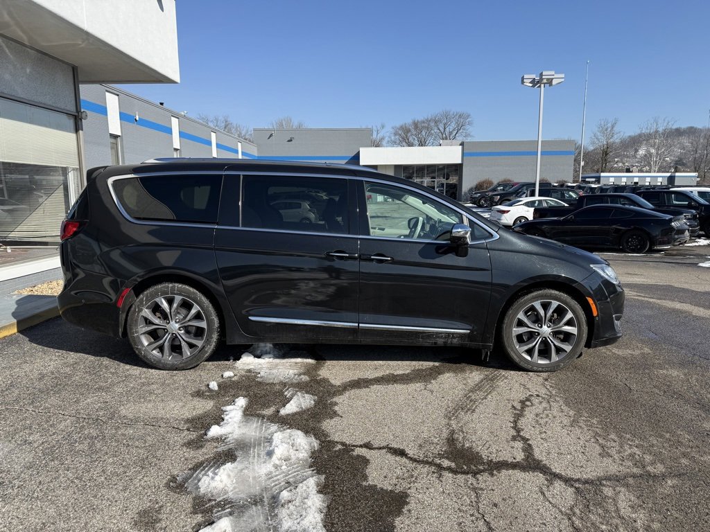 Used 2017 Chrysler Pacifica Limited image 8