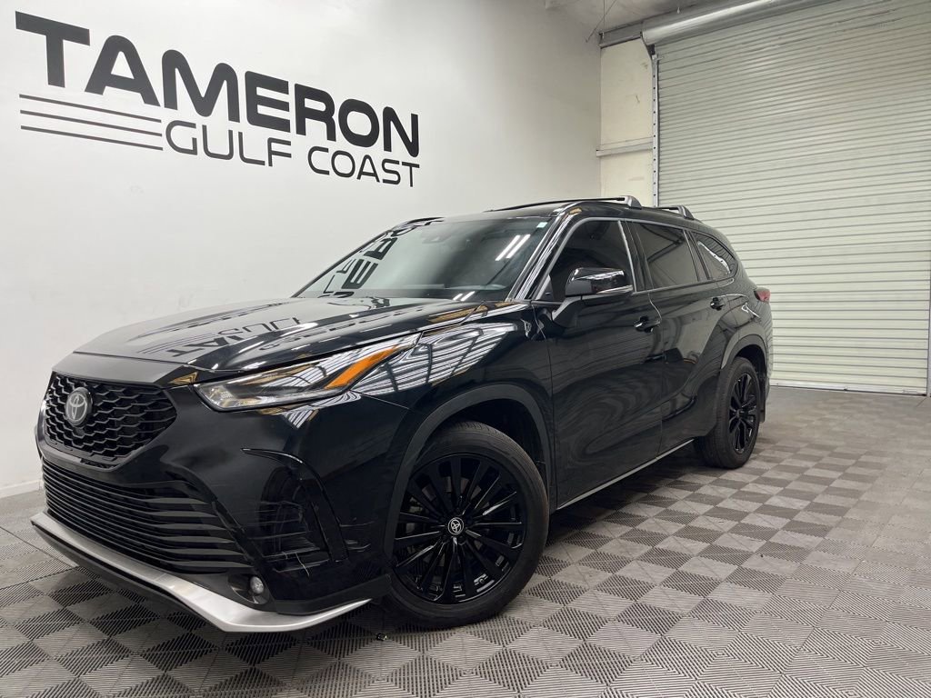Used 2023 Toyota Highlander XSE FWD image 2