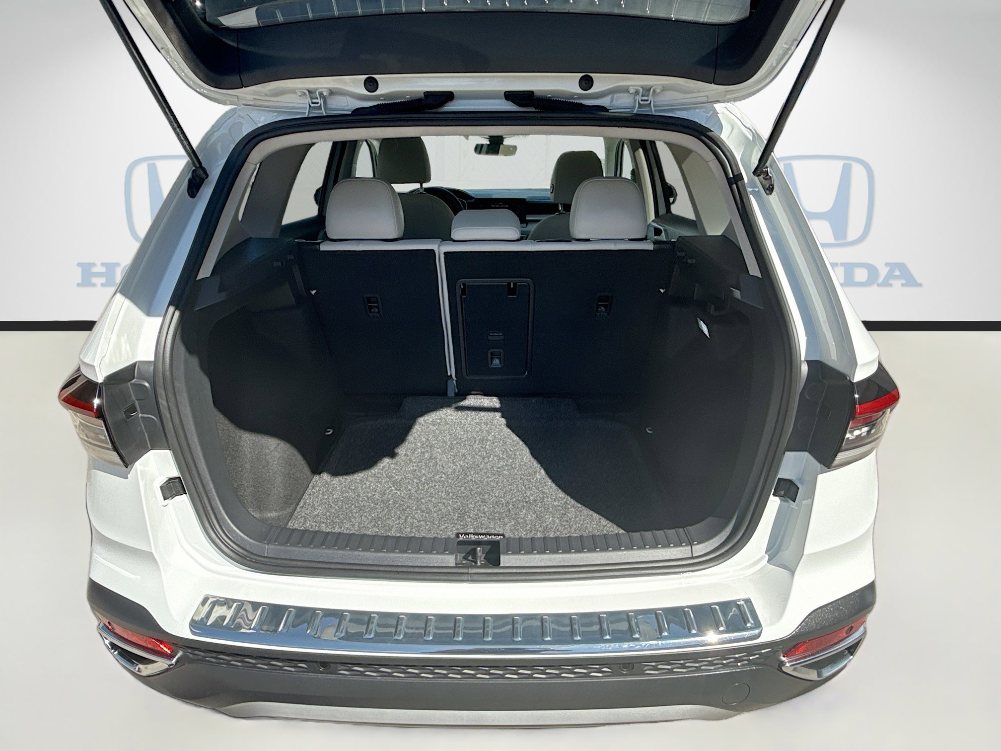 Used 2025 Volkswagen Taos SE image 28