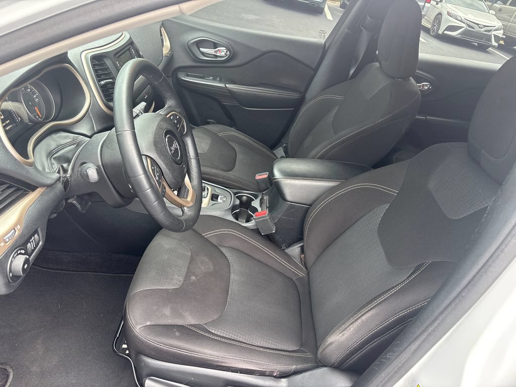 Used 2016 Jeep Cherokee Latitude FWD image 16