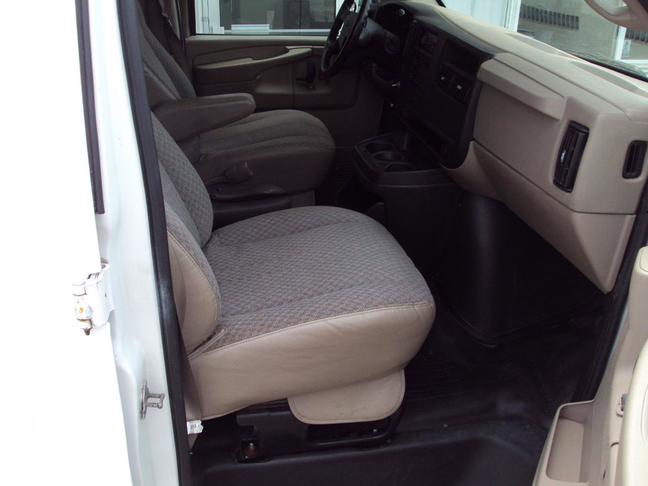 Used 2007 Chevrolet Express 1500 AWD image 16