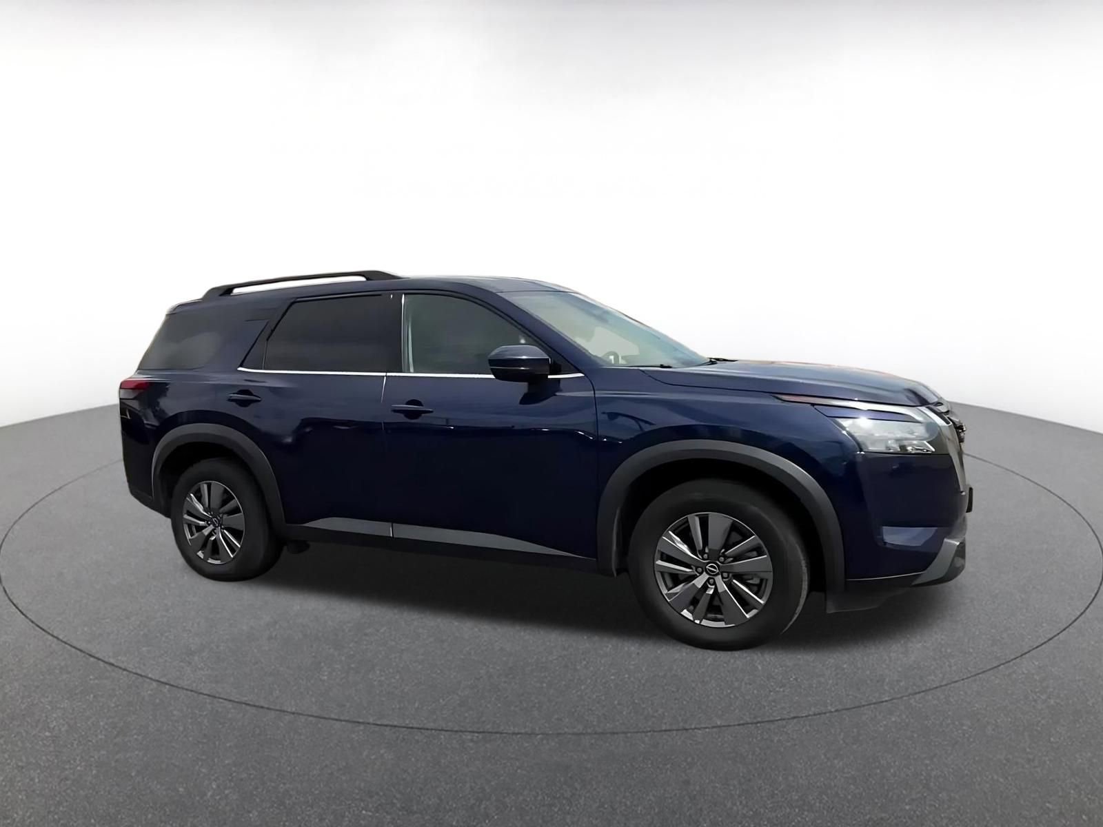 Used 2025 Nissan Pathfinder SV FWD image 2