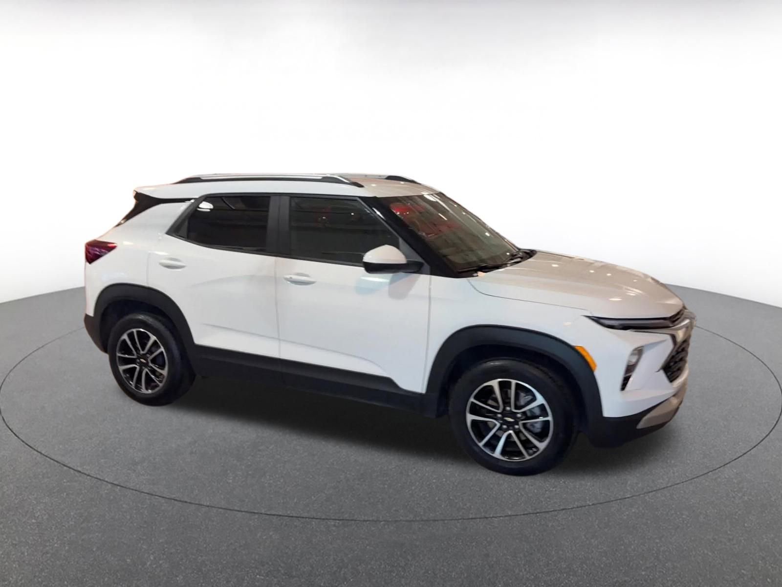 Used 2025 Chevrolet TrailBlazer LT image 2