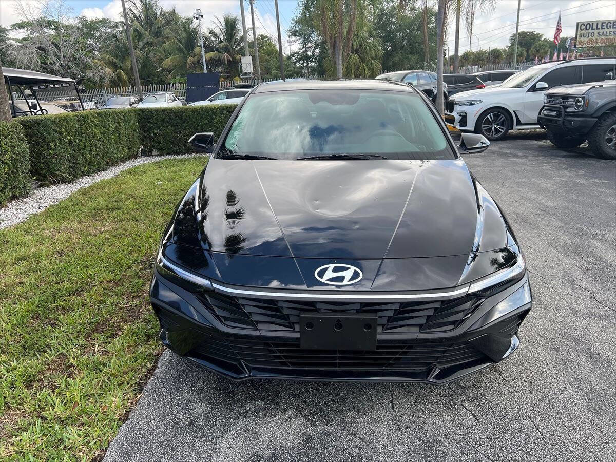 Used 2024 Hyundai Elantra SEL image 3