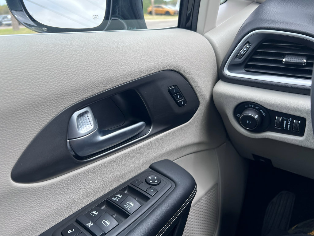 Used 2024 Chrysler Pacifica Touring-L image 25
