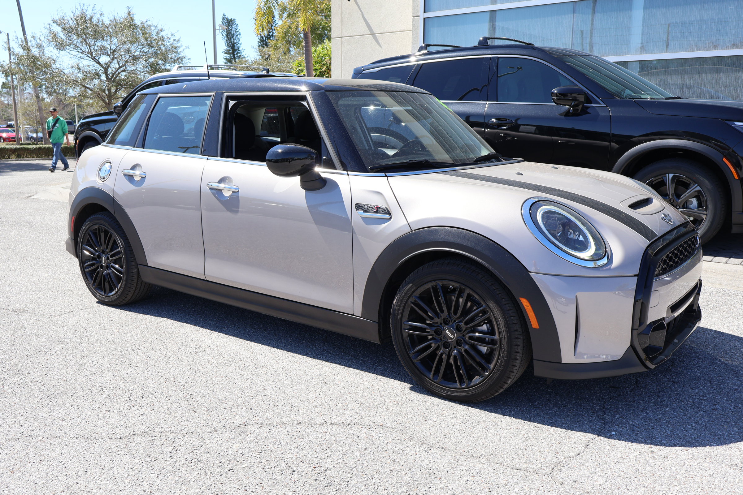 Used 2022 MINI Cooper S w/ Premium Package image 11