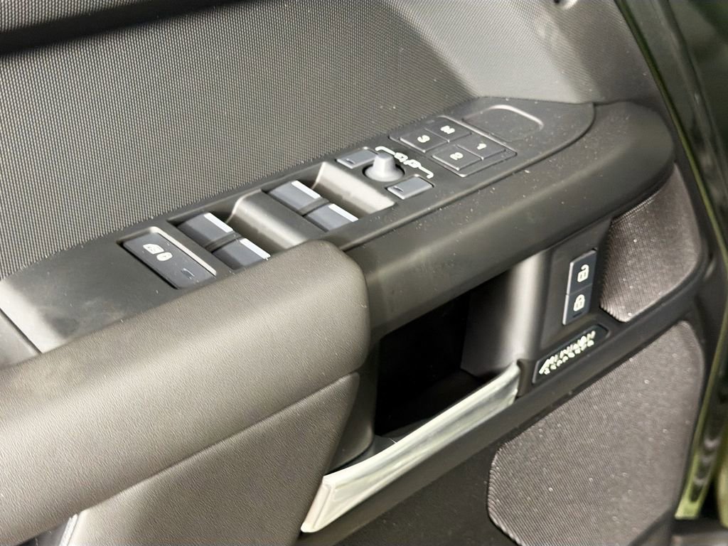 New 2026 Land Rover Defender 110 X-Dynamic SE AWD/4WD image 18