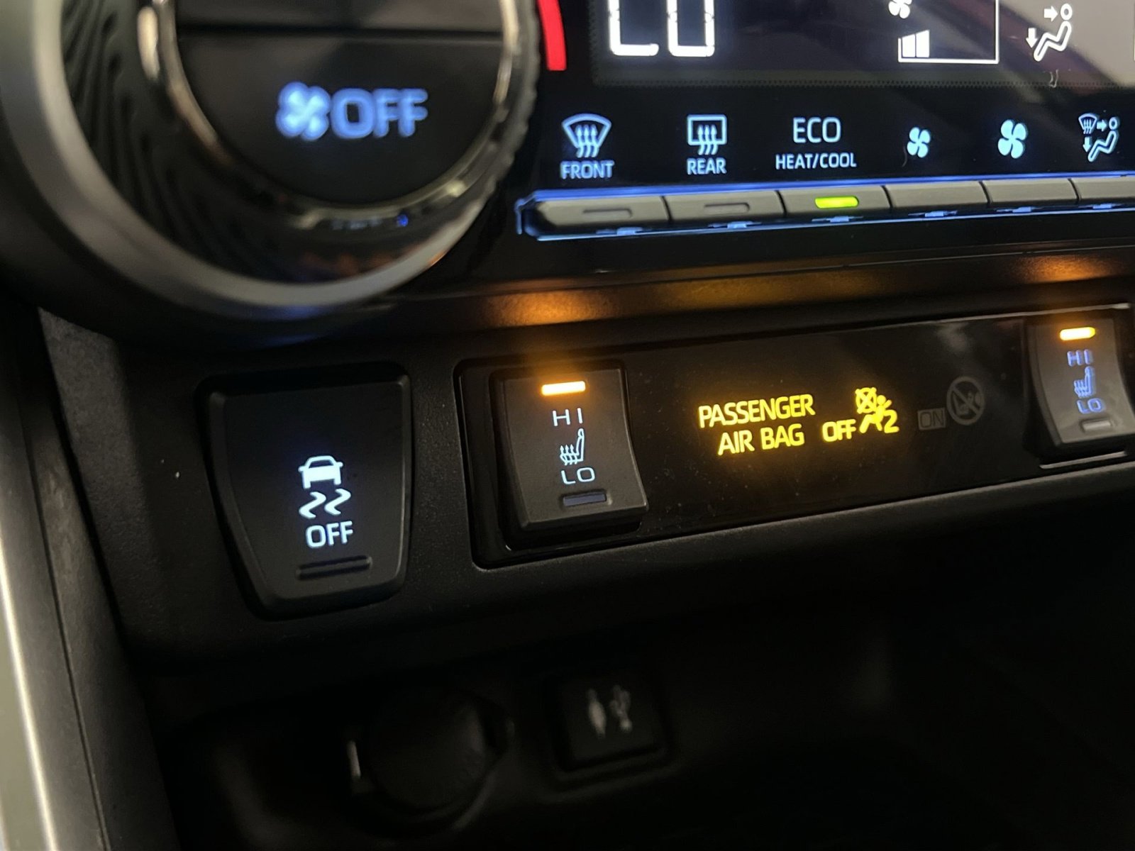 Used 2019 Toyota RAV4 XLE Premium w/ Cold Weather Package AWD/4WD image 32