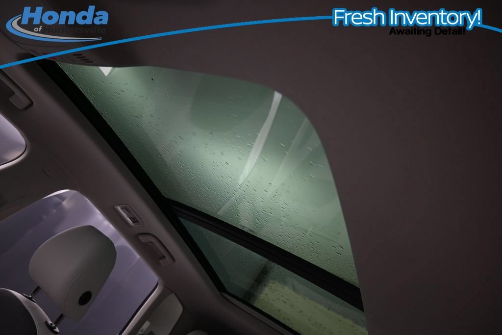 Used 2025 Volkswagen Taos SE w/ Panoramic Sunroof Package FWD image 15