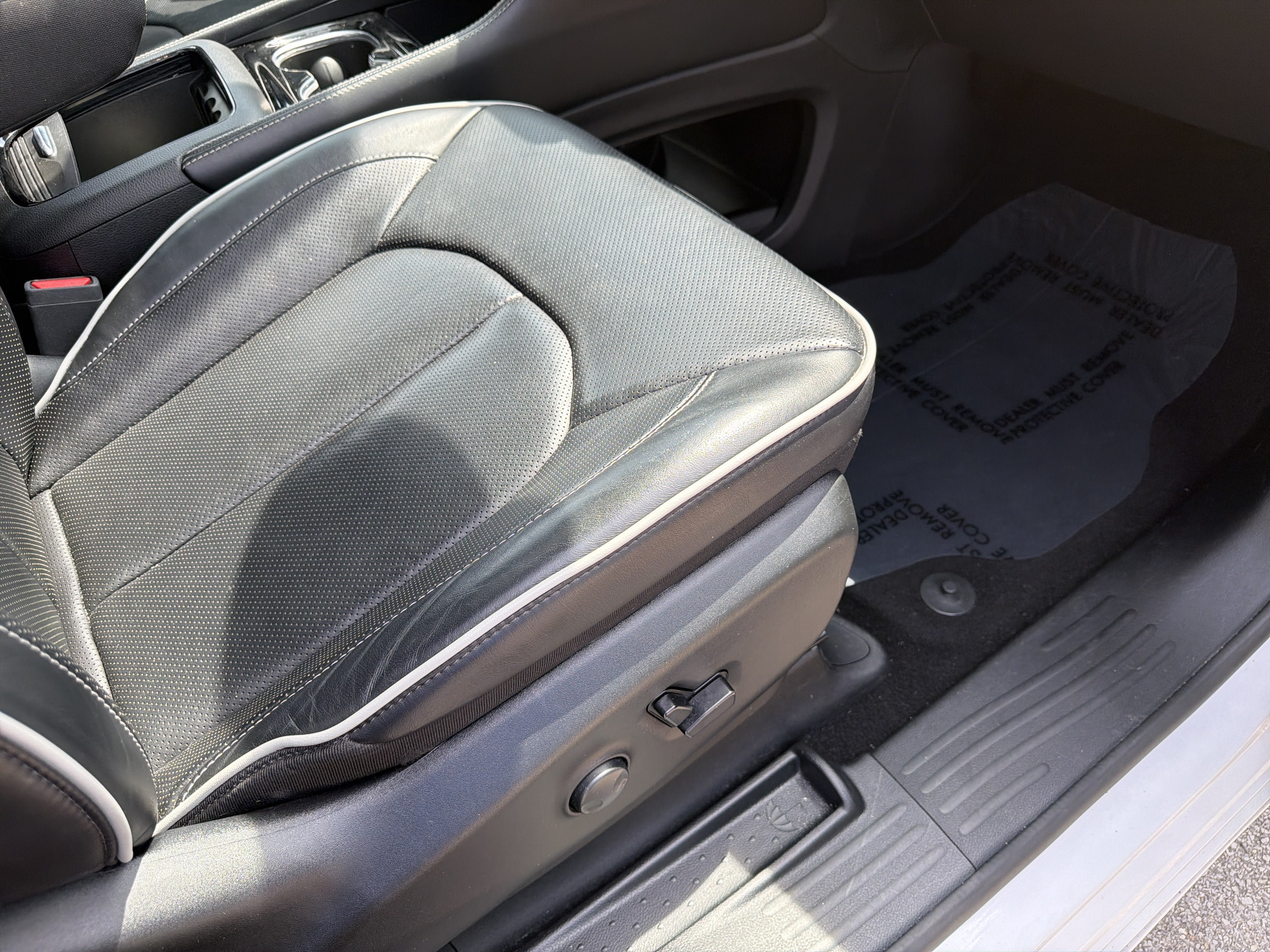 Used 2025 Chrysler Pacifica Limited FWD image 6