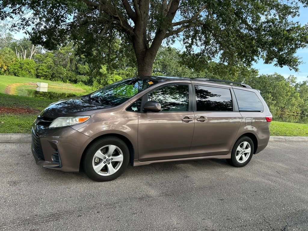 Used 2020 Toyota Sienna LE FWD image 2