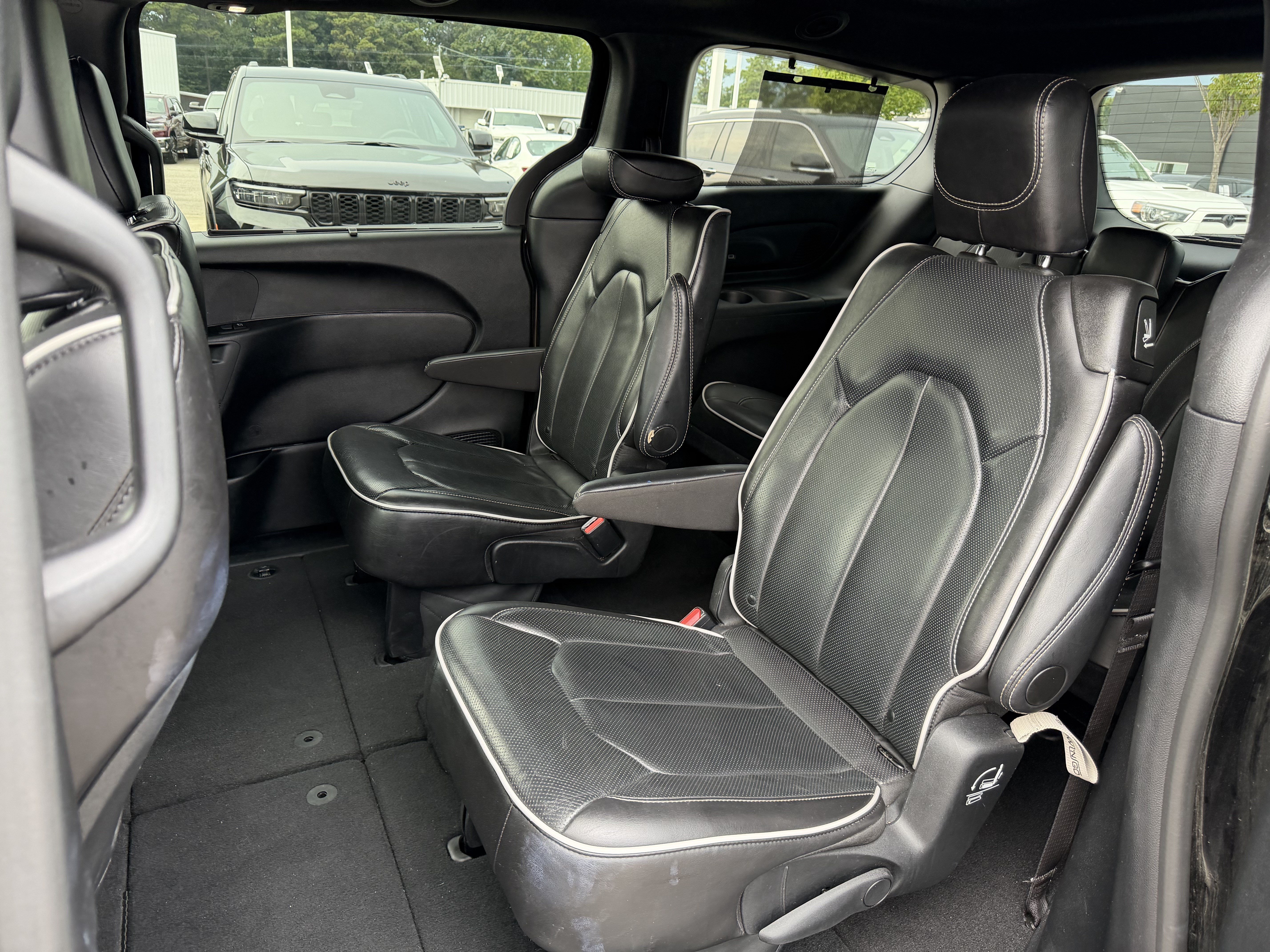 Used 2025 Chrysler Pacifica Limited FWD image 33