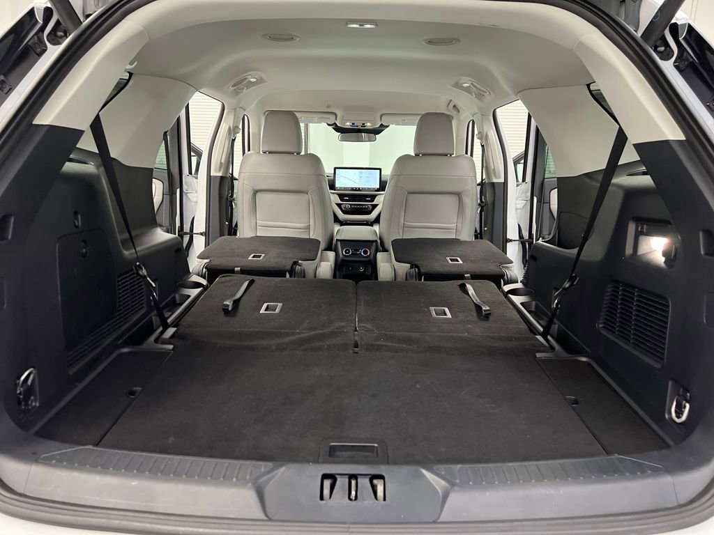 Used 2025 Ford Explorer Active w/ Active Comfort Package image 37