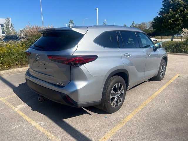 Used 2021 Toyota Highlander XLE AWD/4WD image 7
