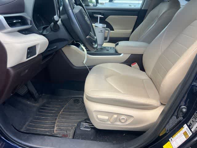 Used 2021 Toyota Highlander XLE FWD image 17