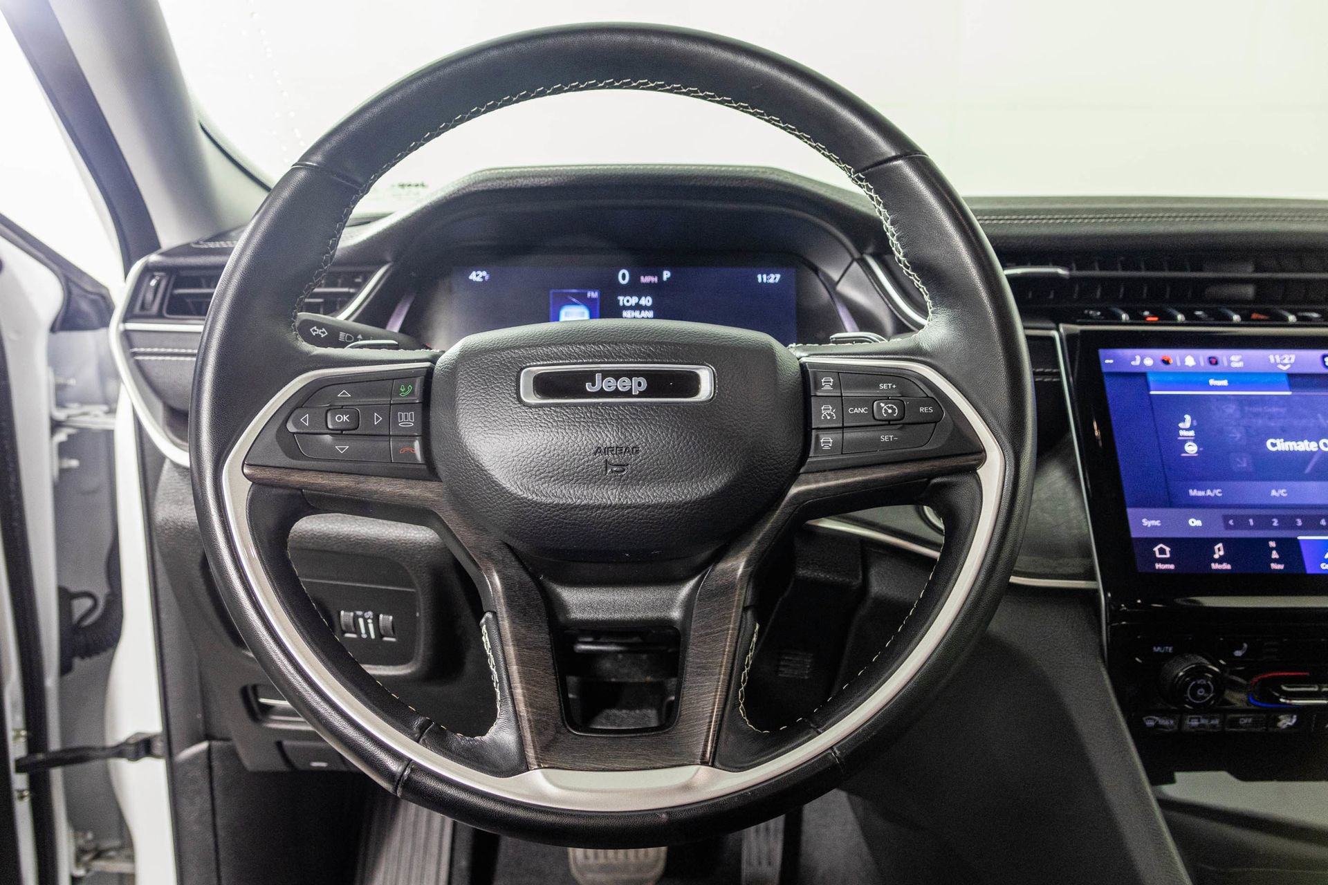 Used 2022 Jeep Grand Cherokee L Limited w/ Black Appearance Package AWD/4WD image 32