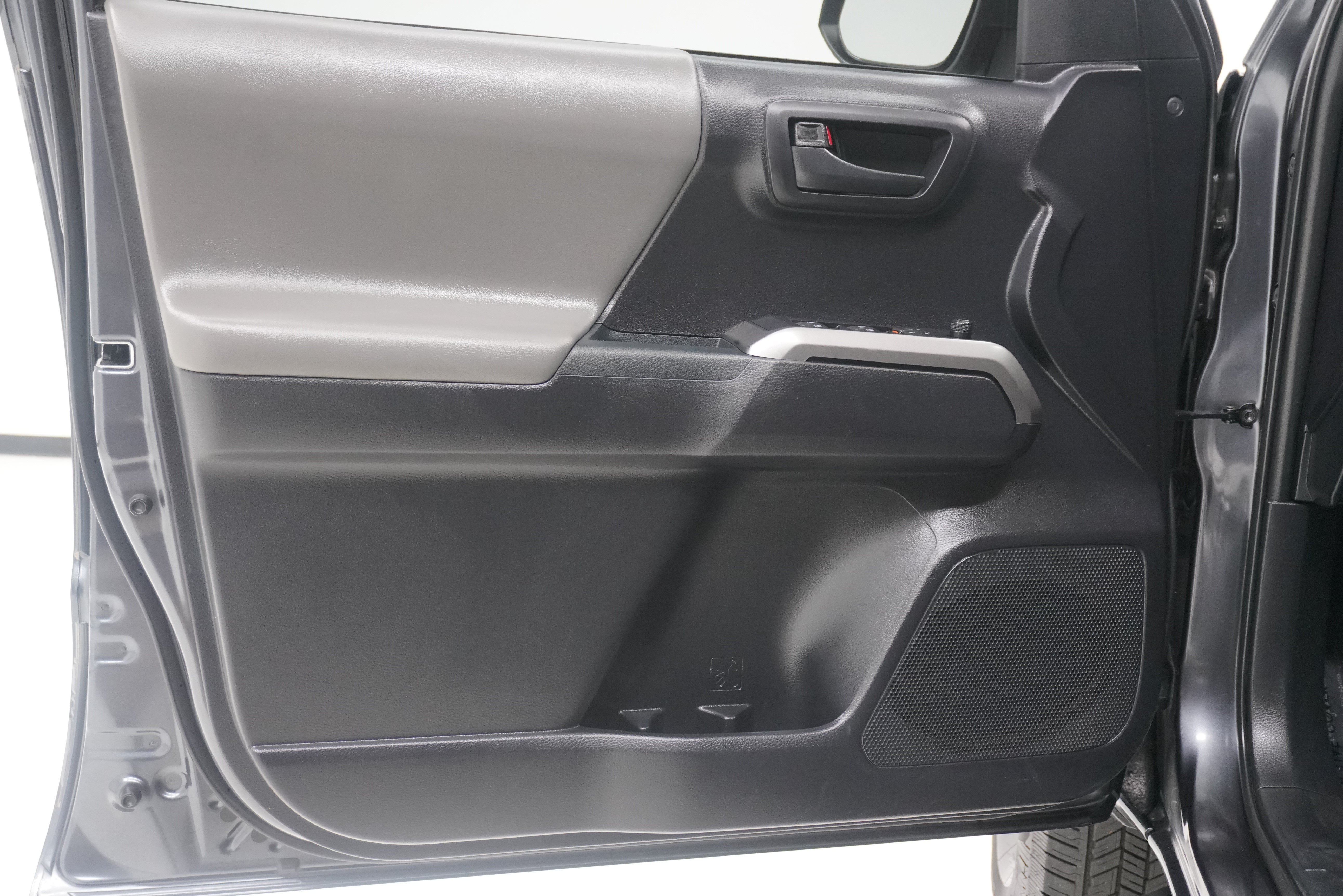 Used 2020 Toyota Tacoma SR5 RWD image 12