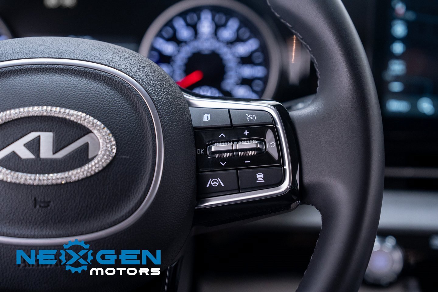 Used 2024 Kia Carnival EX image 19