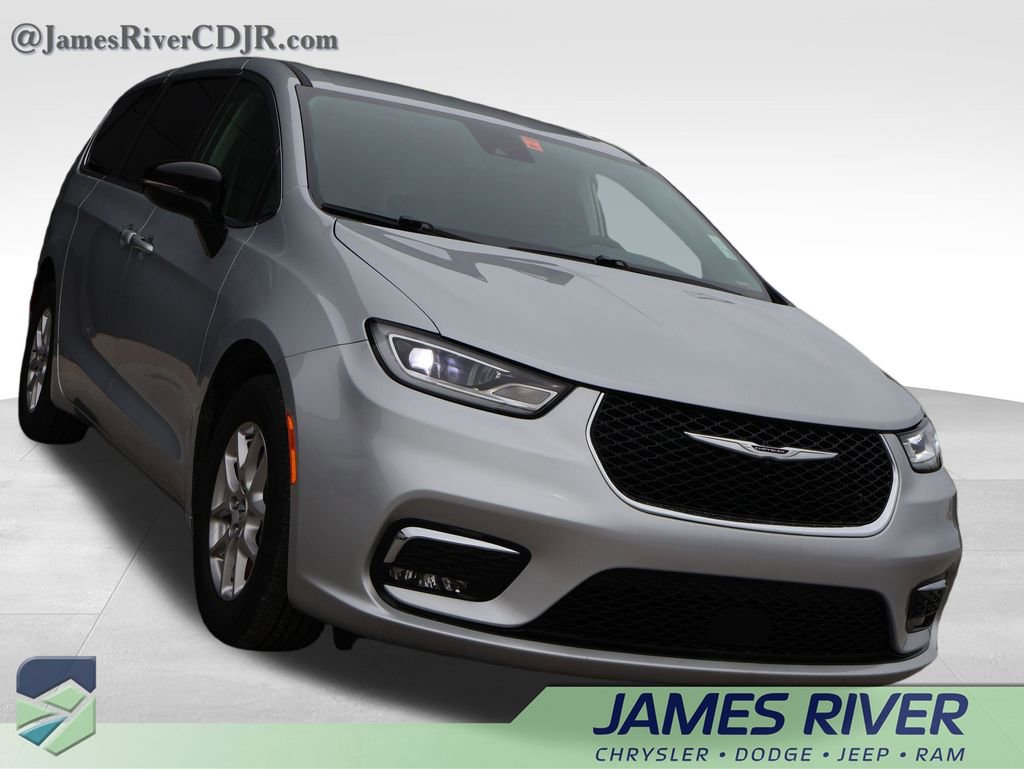 Used 2024 Chrysler Pacifica Touring-L image 6